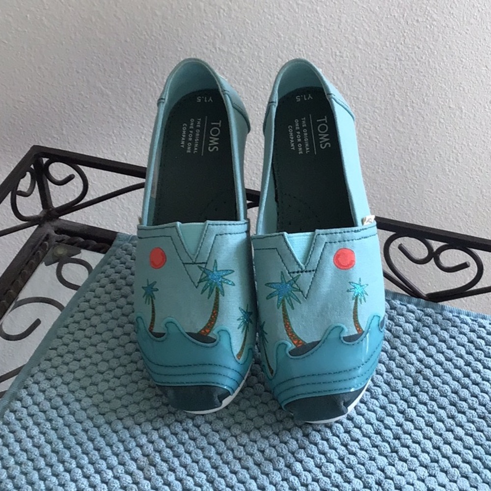 Girl’s sz. 1.5 TOMS.  NWOT beach!